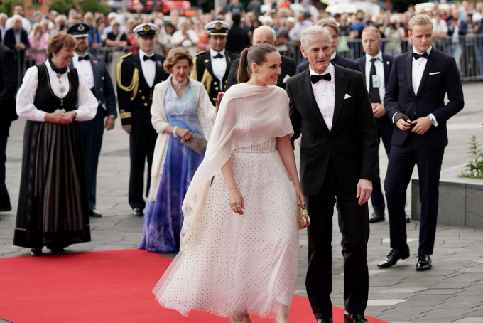 Prinsesse Ingrid Alexandra i følge med statsministeren på vei inn til regjeringens festmiddag. Foto: Simen Løvberg Sund, Det kongelige hoff